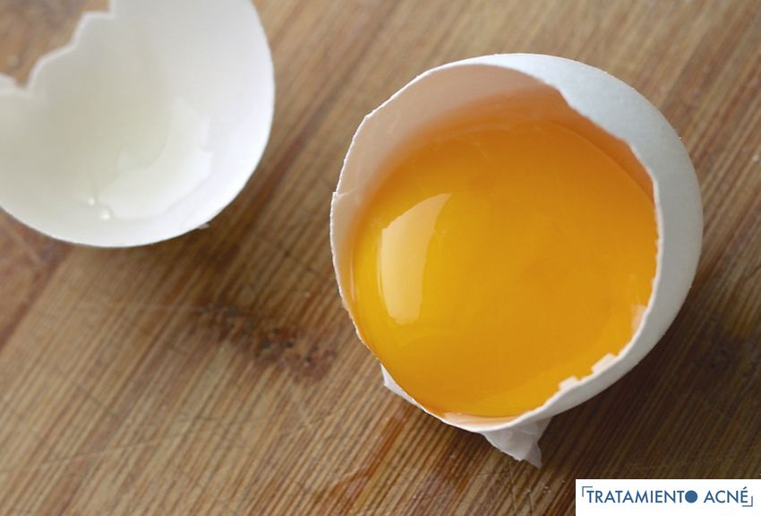 En este momento estás viendo ¿Puede una máscara de clara de huevo ayudar a tu acné?